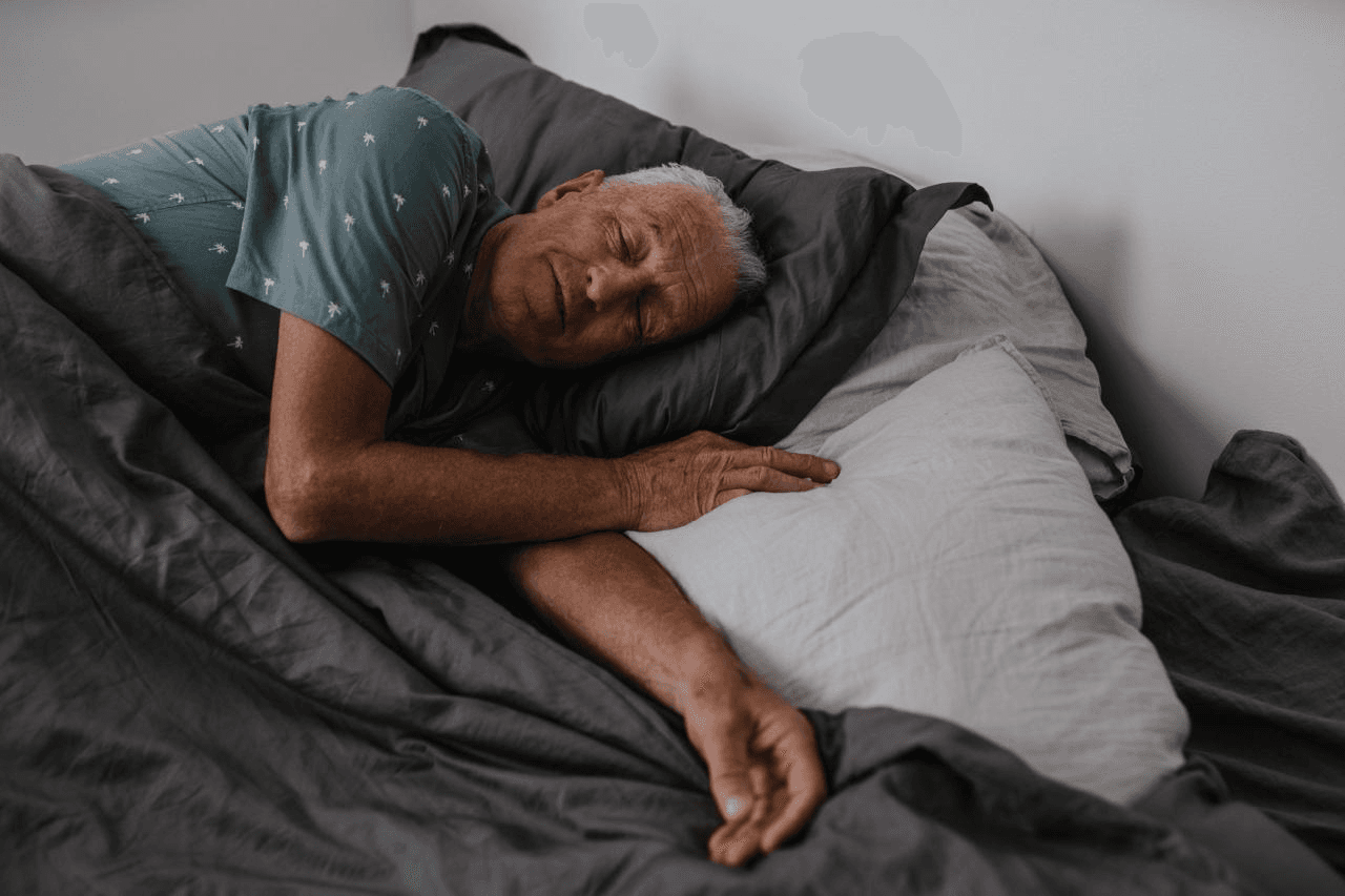 Artigiano che dorme mentre qualcuno risponde alle sue chiamate